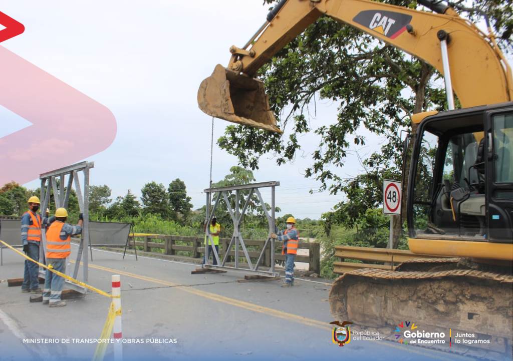 Personal del MTOP intensifica labores para instalar puente bailey sobre